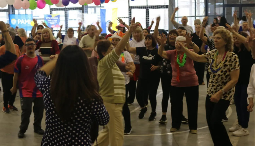 170 adultos mayores celebraron a lo grande el Día del Jubilado en "Los Tiburones"