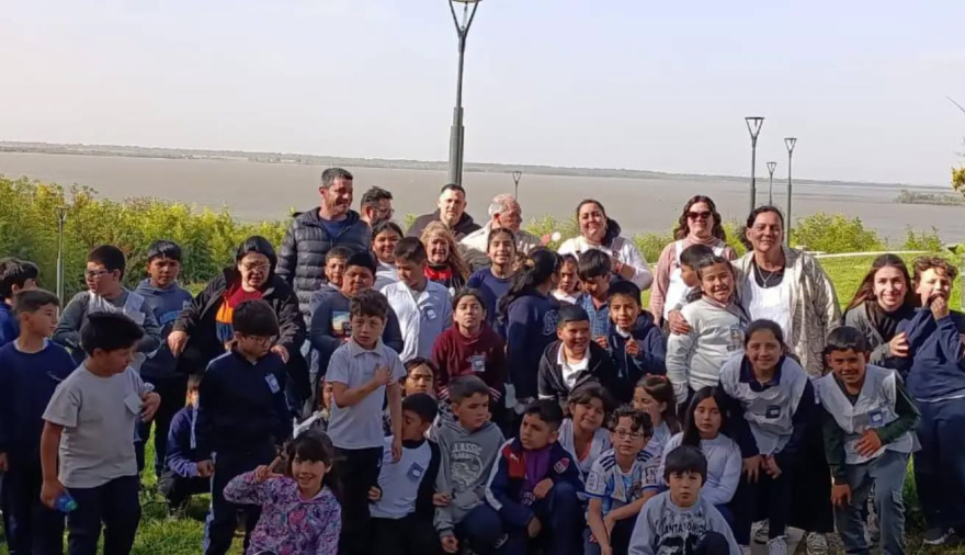 Alumnos de la Escuela N°6036 celebraron la Primavera recorriendo la ciudad