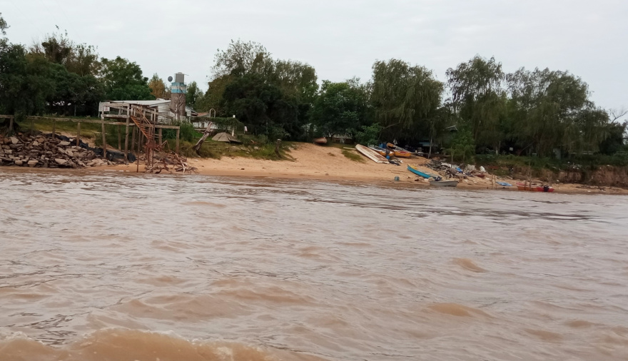 Crecida del Paraná: advierten por riesgos en la navegación