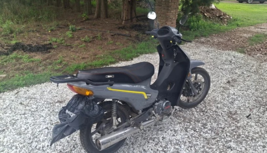 Cayeron dos motociclistas armados que intentaron entrar a una casa