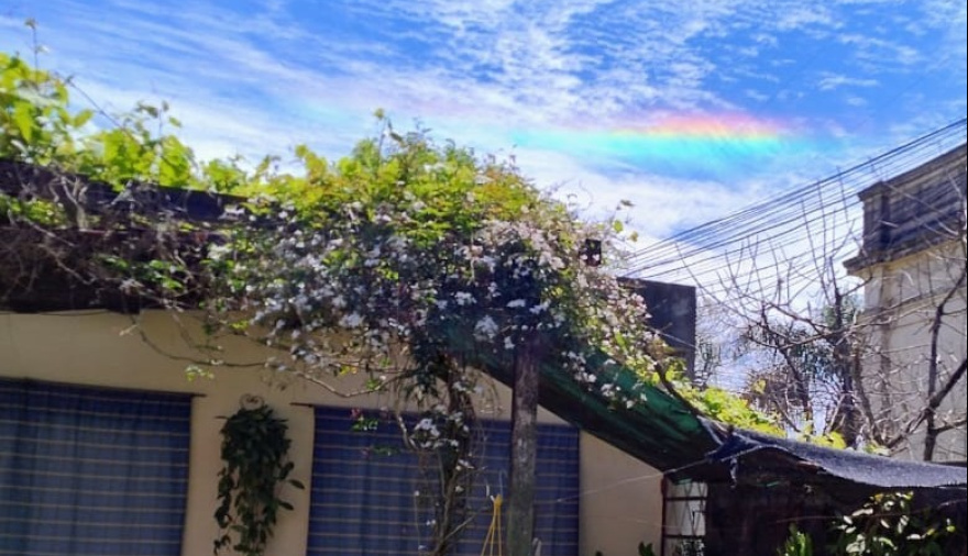 Nubes iridiscentes aparecieron en el cielo de Arroyo Seco
