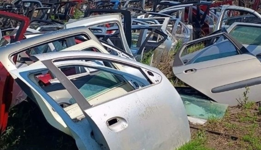 Clausuraron un desarmadero con más de 200 vehículos de desguace