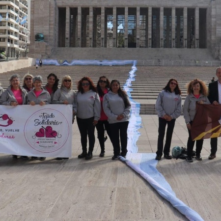 Tejieron una bandera de 110 metros de largo y la exhibieron en el Monumento Nacional de Rosario