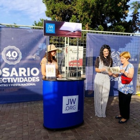 Los testigos de Jehová ofrecen publicaciones gratuitas en diversos idiomas durante la Feria de las Colectividades