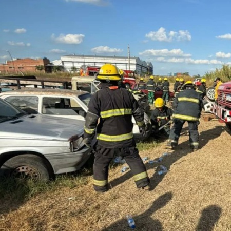 Bomberos se capacitan en rescate vehicular