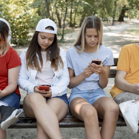 Los adolescentes sufren alucinaciones, desapego de la realidad y agresividad a causa del uso del celular