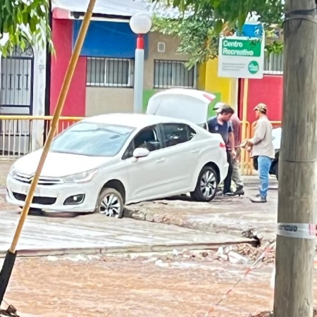 Un auto ingresó a zona de obras en calle Rivadavia y quedó encajado