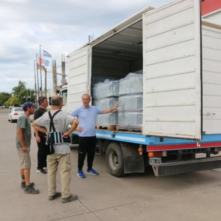 Solidaridad; Arroyo Seco sumó un cargamento de agua para Bahía Blanca