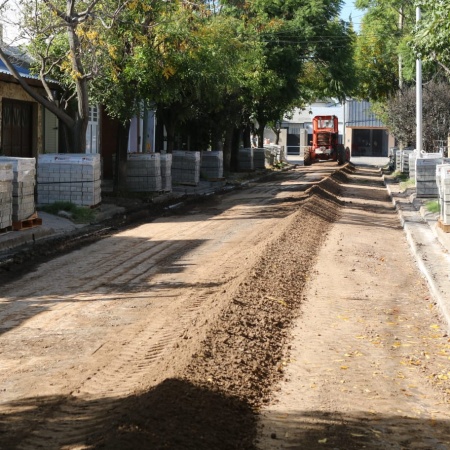 Comenzaron los trabajos para el adoquinado de calle Don Orione