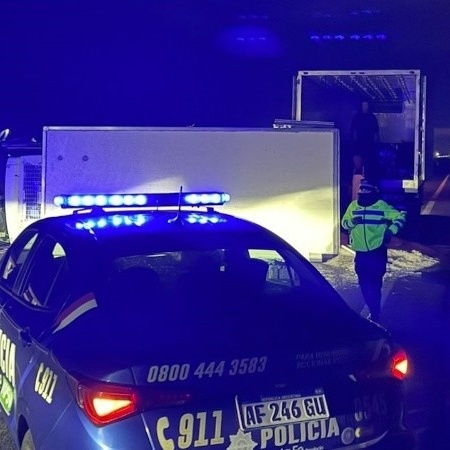 Por el vuelco de un camión en la autopista desviaron el tránsito por ruta 21