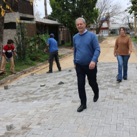 Avanza el adoquinado en la calle Homero Manzi del Barrio Cooperativa