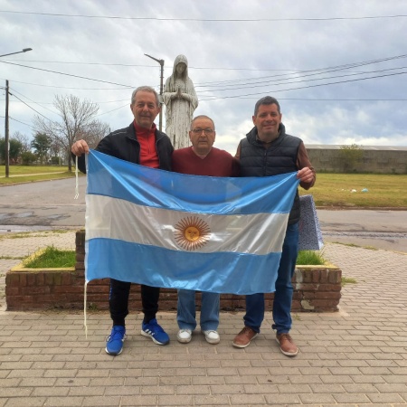 Entrega de bandera y compromiso con el patrimonio en el Barrio Güemes