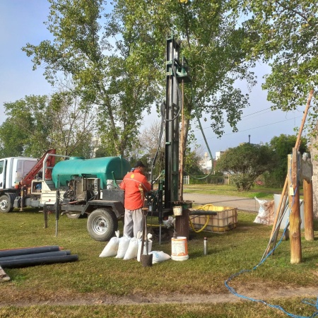 Comenzó la perforación del primer pozo para estudio hidrogeológico en el Paseo Pedro Spina