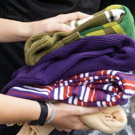 Cáritas recibe ropa de abrigo para distribuir entre los que más la necesitan