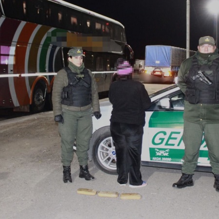 Detuvieron en la autopista a una mujer que viajaba con cocaína adosada a su cuerpo