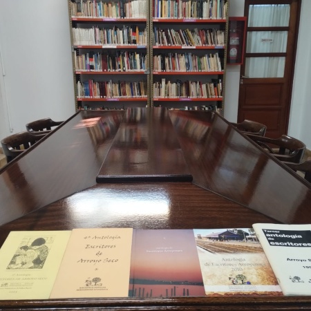 La Biblio celebra 107 años con una feria dedicada a los autores locales