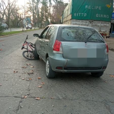 Un ciclista fue embestido por un auto