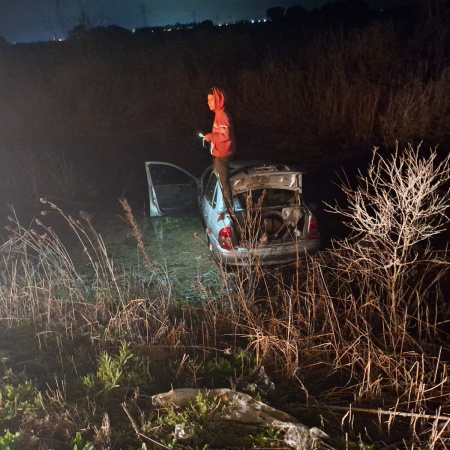 Un automóvil se despistó y cayó a una zanja en el acceso a la ciudad