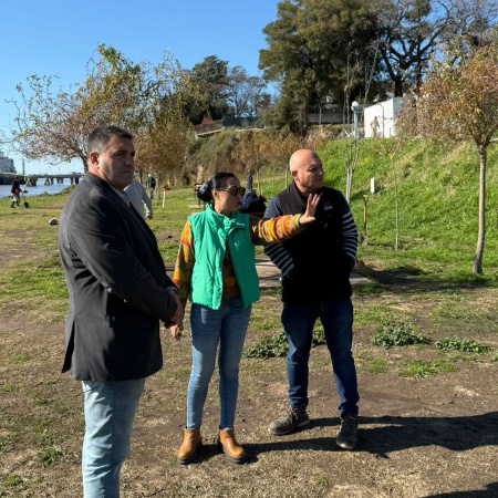 La municipalidad plantó en el puerto 50 árboles donados por ADM