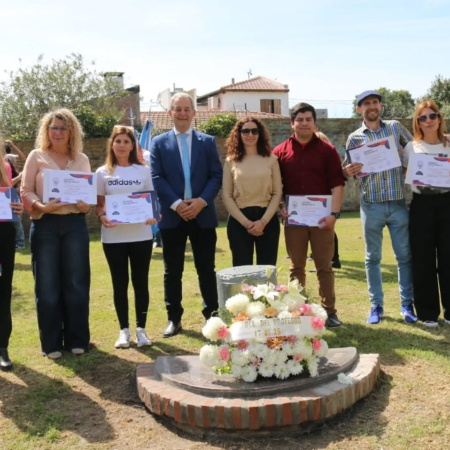 Emotivo homenaje por el Día del Profesor en la Plaza Adriana Triachini