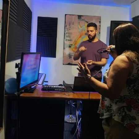 Adrián Abramor brinda clases de canto en Rosario y Arroyo Seco: técnica, emoción y disfrute en cada encuentro