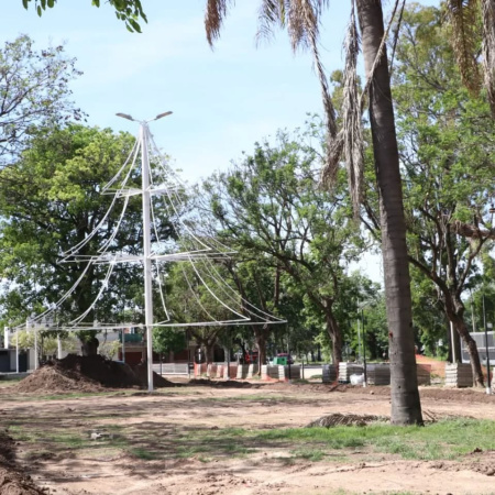 La Municipalidad reubicó el Árbol Navideño en el Boulevard