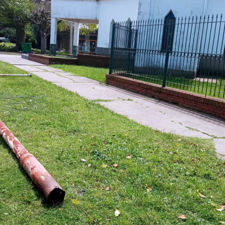 El temporal dejó varias columnas de alumbrado caídas