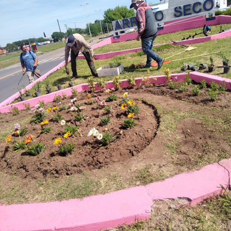 La Municipalidad realiza tareas de embellecimiento en los ingresos a la ciudad
