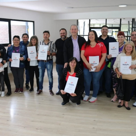 Otras 25 familias de Arroyo Seco recibieron en mano las escrituras de sus viviendas