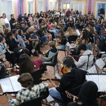 Multitudinaria muestra del Taller de Guitarra del profesor Eduardo Sánchez