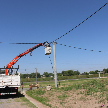La Municipalidad realiza el cableado de energía eléctrica en Mi Lote