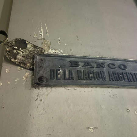 Detuvieron a un hombre mientras intentaba arrancar una placa de bronce