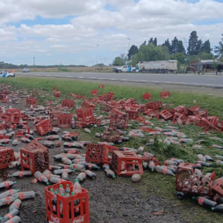 Un camión de gaseosas volcó una parte de su carga sobre la autopista