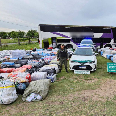 Gendarmería secuestró un colectivo cargado con mercadería de contrabando