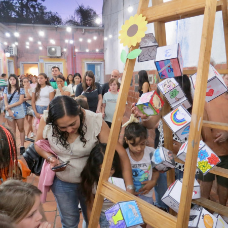 Alumnos del Taller de Dibujo cerraron el año con una colorida muestra