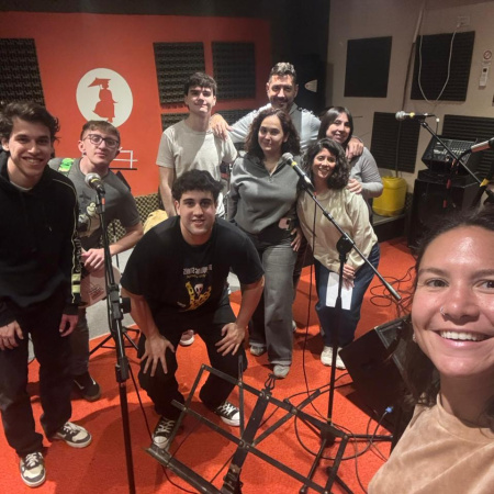 Love/Amor: Un viaje sonoro por los clásicos del rock y el pop