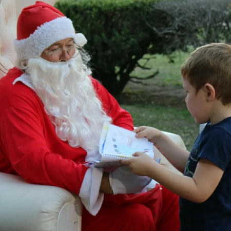 Este jueves Papá Noel llega al Bulevar para recibir cartas y sacarse fotos con los chicos