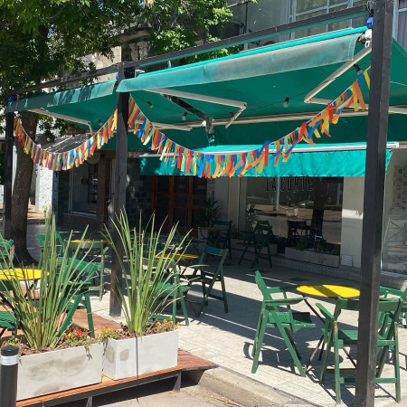 El bar La Corte inauguró la primera Isla Callejera de Arroyo Seco