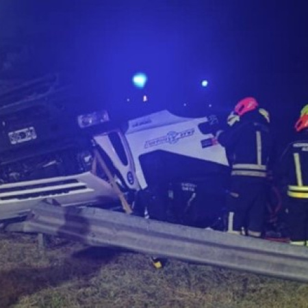 Tragedia en Navidad: volcó un camión en una rotonda de la región y murió el conductor