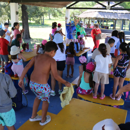 Los Reyes Magos visitaron la Escuela de Verano