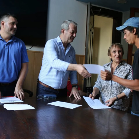 43 pescadores locales recibieron sus licencias para trabajar