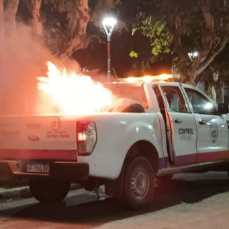 Le secuestraron la moto y la prendió fuego sobre el vehículo de control urbano