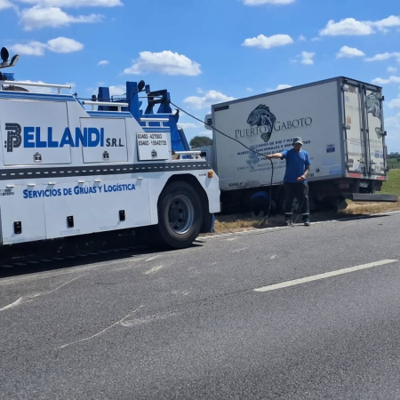 Un camión de Puerto Gaboto volcó en la autopista
