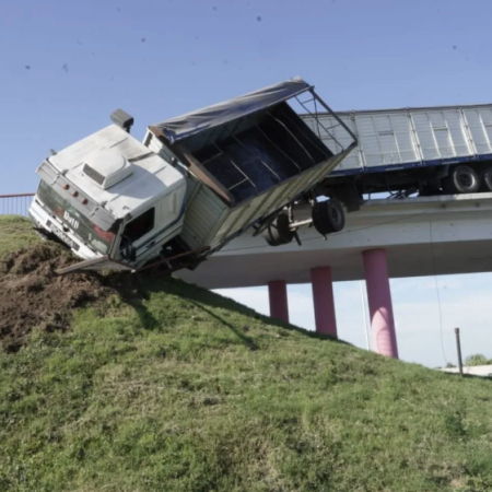 Vuelco de dos camiones: Uno de ellos quedó colgando de un puente