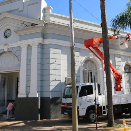 Modificaron la iluminación en el frente del palacio municipal