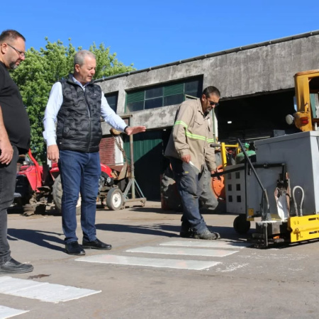 Obras Públicas recuperó la máquina para demarcar sendas peatonales