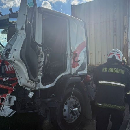 Choque en la autopista:  El camionero fue trasladado al Heca en helicóptero