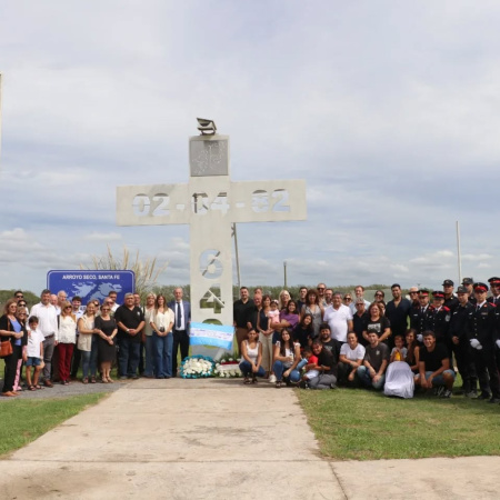 2 de abril: Colocaron ofrendas florales en el Monumento a los Caídos