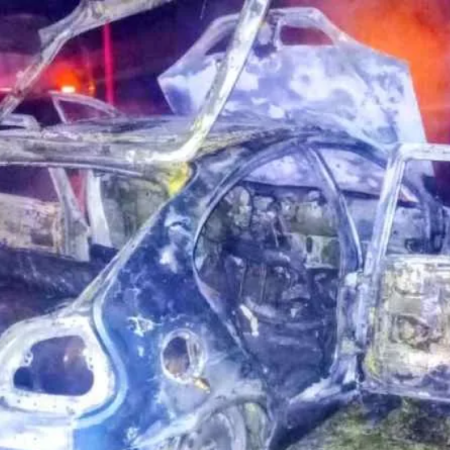 Un Renault Megane se incendió en la Ruta AO12