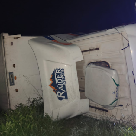 Otro camión volcó sobre la autopista